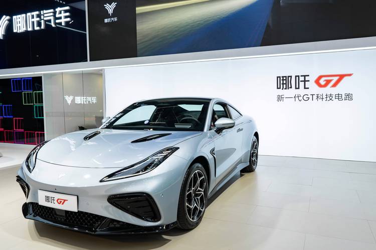 成都199哪吒汽车在智能汽车领域的表现，领途汽车在新能源汽车市场中的影响力